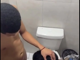 Flagra mamando hétero dotado no banheiro da balada. new hd asian gay sex videos