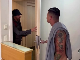 BATI NO QUARTO ERRADO asian cast aside gay sex videos