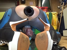 Extremeslut66 furzt durch einen Tunnel-Plug und schiebt sich einen langen Dildo währenddessen in den Arsch asian hot gay sex videos .com