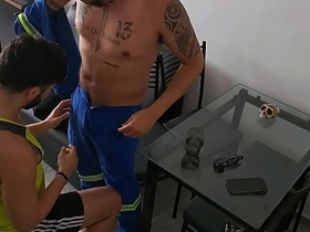 TECNICO VEIO OLHAR MINHA INTERNET E ME SOCOU O CABO. xnxx gay sex videos asian