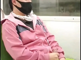 Joven Tretcho se masturba en el último vagón del metro asian cute teen gay sex videos