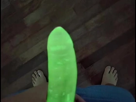 EU TESTEI A CAMISINHA DE NEON - OLHA COMO BRILHA NO ESCURO gay asian sex videos asian gay site