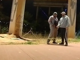 Motoqueiro vê Trabalhador mijando volta e oferece uma mamada hindi asian blissful boy sex videos