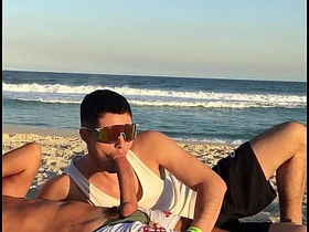 FODA NA PRAIA COM O VENDEDOR PAUZUDO - linktr.ee/marretaxx gay sex videos asian hunk