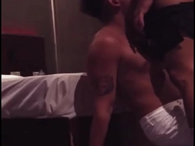 El camarero del hotel me deja probar su polla por propina extra asian horny gay coition videos