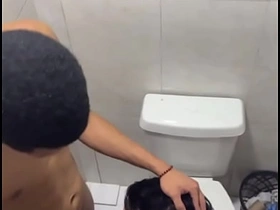 Mamando mlk do pauzão escondido no banheiro da balada! asian gay sex videos rajwap