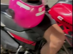 ENTREGADOR SUBIU PRA BEBER AGUA E OFERECI MEU CUZINHO PRA ELE asian hot mating gay videos