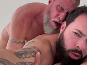 Barbudo dá o rabo para grisalho gostoso - VIDEO INTEIRO NO RED asian marathi gay sex videos