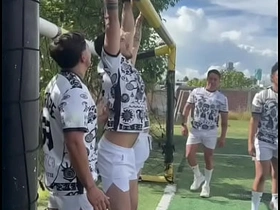 Equipo de futbol, con ayuda del sol, las cheves y el sudor, terminan clavándosela entre ellos asian school boys well-pleased sex videos