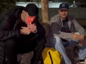 AMIGOS FORAM B-B-R NA QUADRA E CABARAM NA BRODERAGEM ATÉ QUE DERREPENDE APARECEU UM MORADOR DE RUA QUE DEIXOU TUDO MAIS INTERESSANTE mature asian men to men gay sex videos