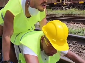 OS OPERARIOS PEGARAM PESADO NA HORA DO ALMOÇO FUDERAM O COLEGA PASSIVO E DERAM MUITO LEITE DE SOBREMESA (TEASER) asian gay sex videos first time