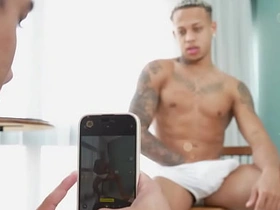 CHAME O AMIGO PRA TIRAR UMAS FOTOS, MAS ELE TIROU FOI LEITE DA MINHA PICA. asian youth gay sex videos