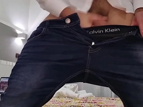 ARRIVA IL FIGLIASTRO ITALIANO COL CAZZO GROSSO  MOSTRA LA SUA SEGA INFINITA - E SBORRA PER TERRA TANTO gay hansome asian sex videos