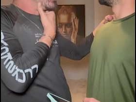 Classmate VIU UMA FOTO DO MEU PAU NA GALERIA DO MEU CELULAR E QUIS VER AO VIVO. NÃO RESISTIU E CAIU DE BOCA. merry sexual relations videos asian one of a pair