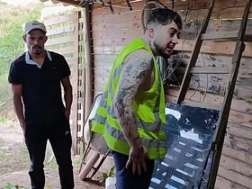 O PATRÃO E O EMPREGADO                                    O empregado finaliza sua tarefa e o seu patrão fica cheio de tezão ao vê lo todo suado hot sex videos asian gay