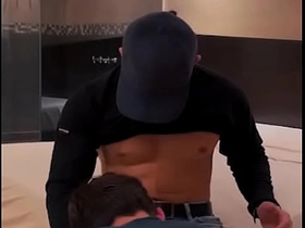 Le ofresco propina extra al repartidor de globo y me folla delicioso hot young asian gay making love videos