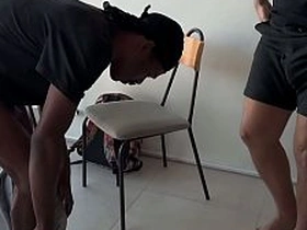 Cliente foi fazer orçamento e acabou levando um pauzão preto e 2 leitadas. asian blissful sex videos to gym