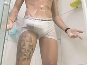 DOTADO TOMANDO BANHO E BATENDO UMA. old men gay sex videos asian
