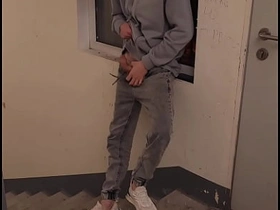 Часть 1 подглядывал как дрочит твинк на лестнице asian government gay sex videos