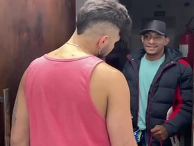 RECEBI UMA ENTREGA E PEDI Bimbo ENTREGADOR SUBIR. ELE ME COMEU COMO PAGAMENTO E AINDA ME DEU LEITE NA BOCA. asian mms gay sex videos